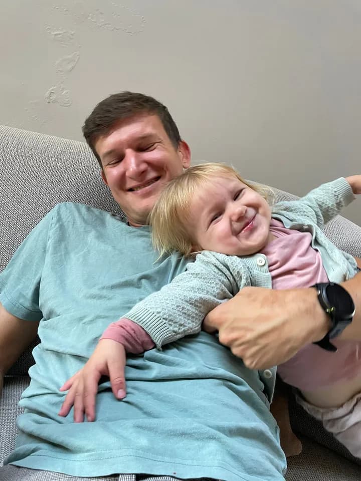 Anton met Charlotte in de zetel